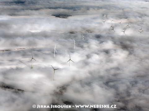 Větrné elektrárny u Měděnce v Krušných horách /J149