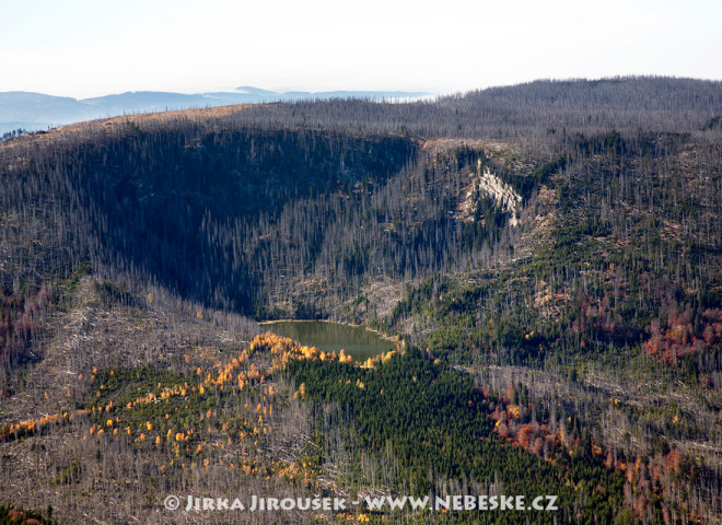 Plešné jezero a kopec Plechý na Šumavě /J728