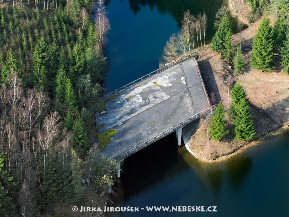 Nedokončený most přes Želivku – vodní nádrž Švihov /J232