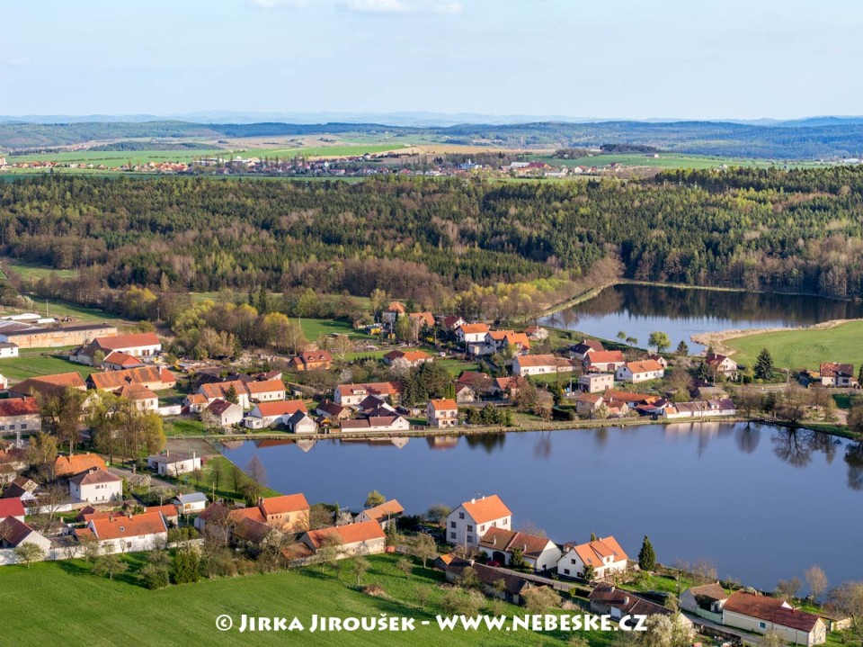 Kotenčice a Dlouhá Lhota za lesem /J190