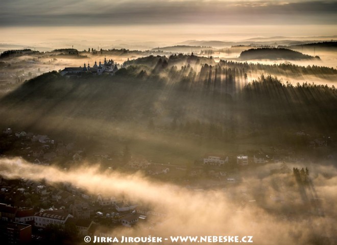 Jarní Svatá Hora v protisvětle /J887