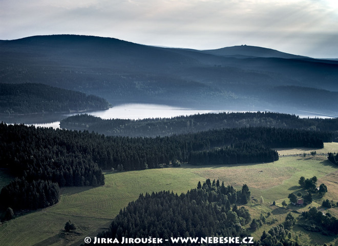 Josefův Důl – vodní nádrž, v pozadí vrch Jizera /J341