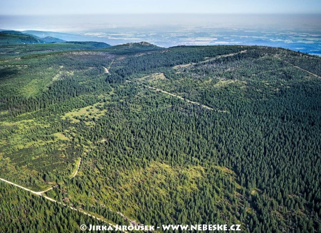 Smědavská hora, vlevo Polední kameny /J373