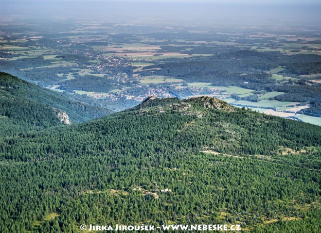 Polední kameny, v pozadí město Hejnice /J376