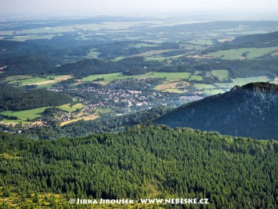 Hejnice a Ferdinandov, vpravo kopec Ořešník /J386