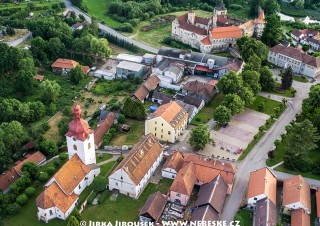 Červená Řečice – náměstí a zámek /J1165