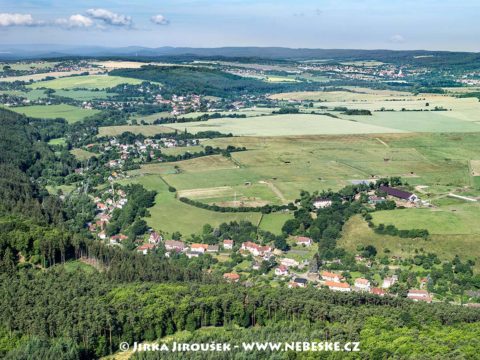 Bojov, v pozadí Čísovice /J1225