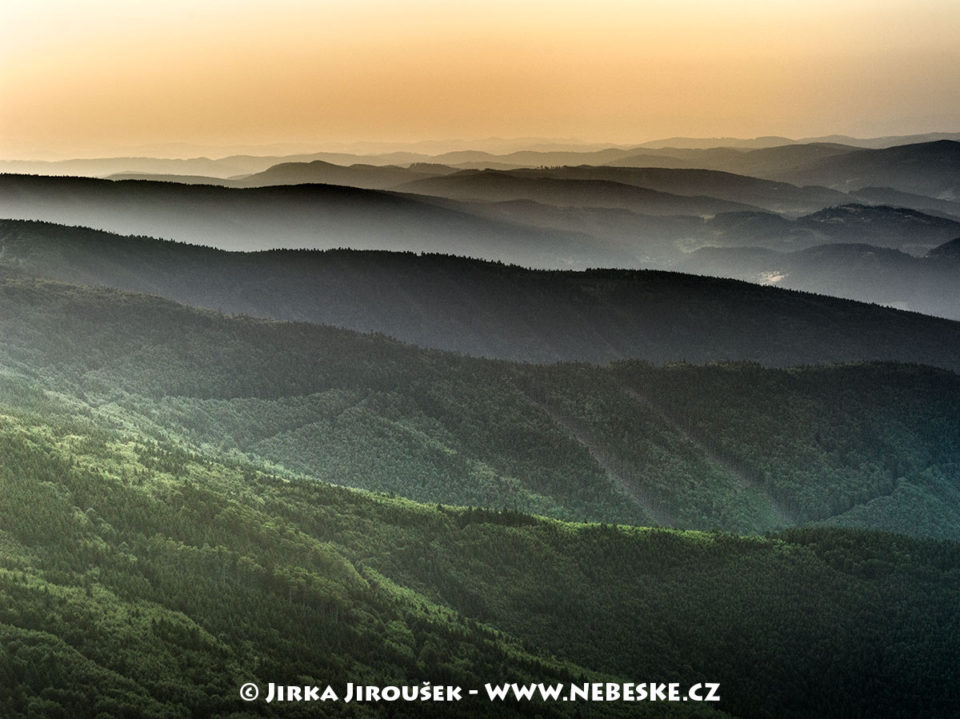 Beskydy – pohled od Rožnova pod Radhoštěm na východ J1356