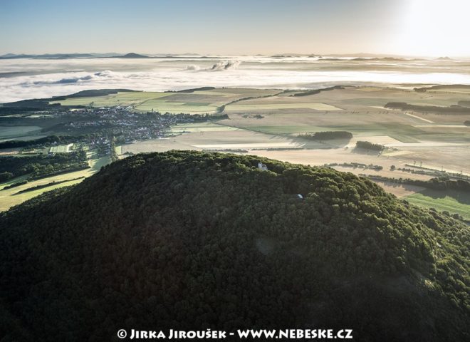 Říp – mlha nad Labem, vzadu CHKO Kokořínsko J1370