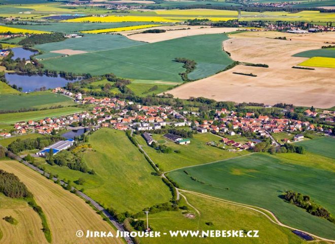 Višňová a v pozadí Dlouhá Lhota J1387