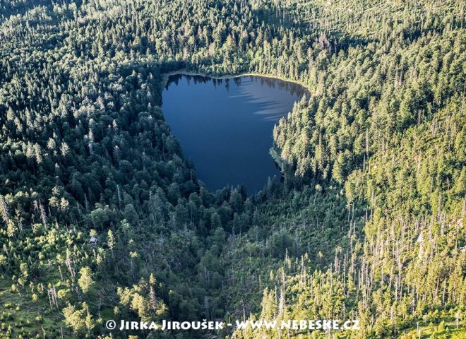 Roklanské jezero s kapličkou J1548