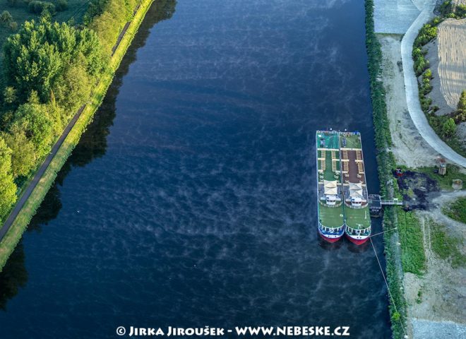 Labe s výletní lodí u Mělníka J2256