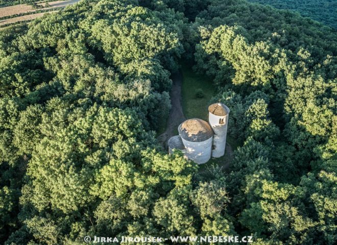 Říp – rotunda sv. Jiří a sv. Vojtěcha J2278