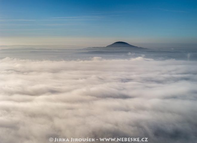 Říp nad oblačností J2262