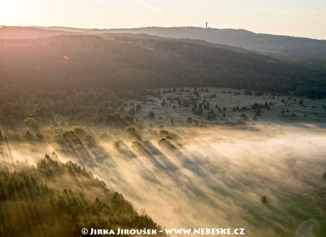 Padrť a vrch Praha v ranním světle, J2944