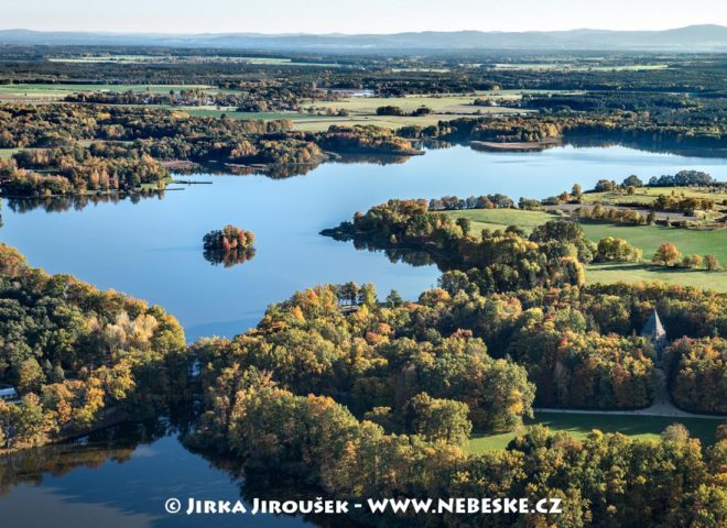 Schwarzenberská hrobka a Opatovický rybník J3283