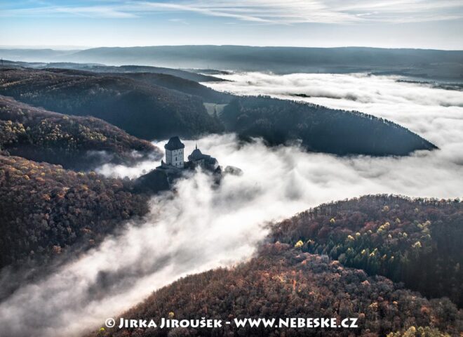 Listopadový Karlštejn hrad J4022