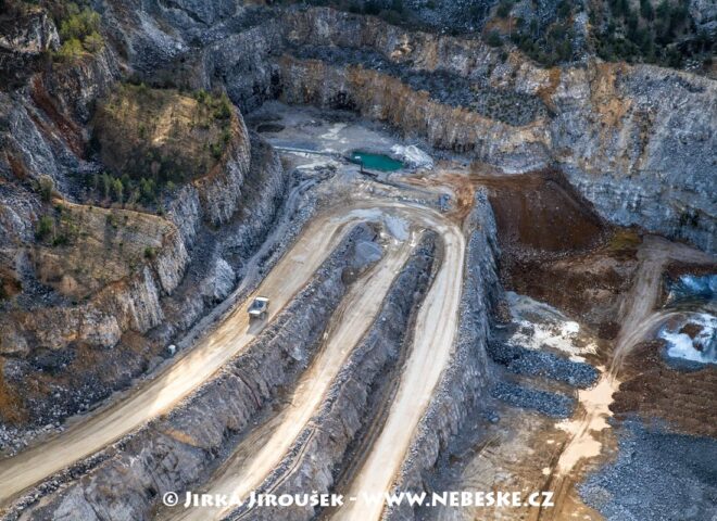 Velkolom Čertovy schody a auto J4032