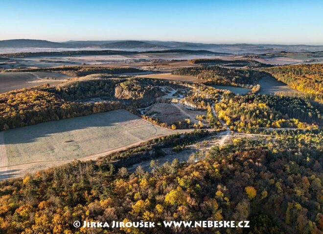 Vrch Plešivec u Měňan a lom Homolák J4055