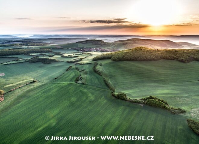 Vinařice pod vrchy Bacín a Mramor-Šamor J4084