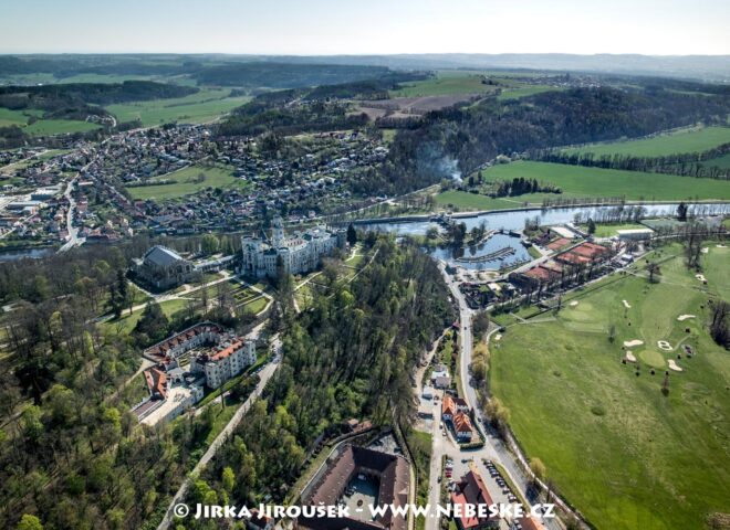 Hluboká nad Vltavou zámek a Vltava J4312