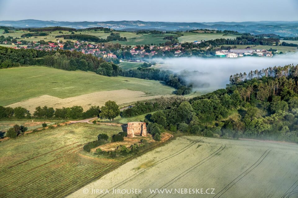 Zřícenina větrného mlýna Příčovy a Dublovice J4593