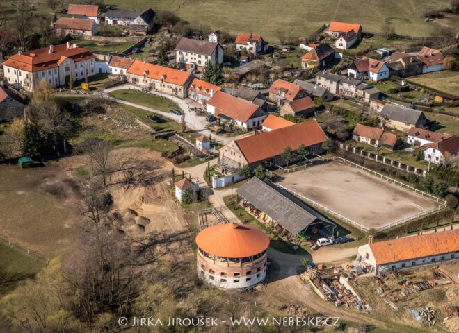 Skrýšov zámek a koně J4821