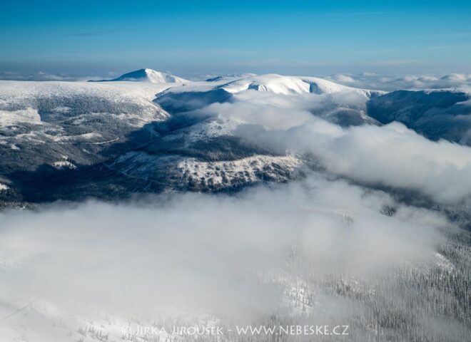 Železný vrch až Sněžka v mlze J5232