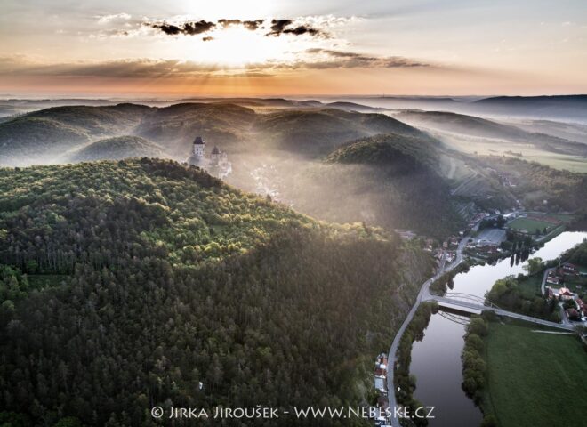 Karlštejn slunce Berounka J5290